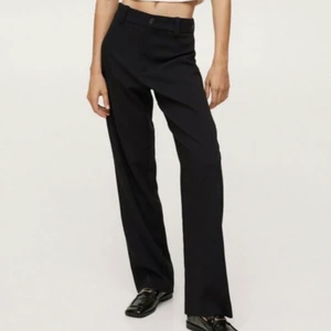 Mango kostymbyxor - Säljer dessa, köpa på zalando men tyvärr för stora men sitter lågmidjade och är i storlek 38. Skulle säga att dem passar 38/36. Långa!! Prisslappen är kvar 💖🤙🏼