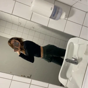 Juicy byxor gröna storlek xs  - Säljer nu mina gröna juicy byxor i jättebra skick. De är använda max 2-3 gånger så de är i princip nyskick. Är inte helt säker på om jag vill sälja så säljer bara vid bra bud! Original pris 1000 kr. Köparen står för frakt.