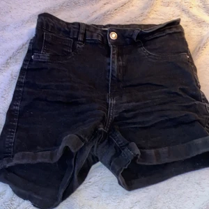 Shorts  - Svarta Molly shorts från Gina storlek M