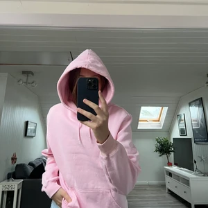 Rosa hoodie - Säljer eftersom den inte kommer till användning. I bra skick förutom att ens armmudden är missfärgad.