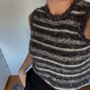 Stickad väst från Zara - Stickad väst från Zara i nyskick, endast använd en gång. Säljer pga ingen användning! 