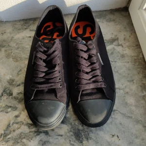 Superdry Sneakers - Hej! Säljer dessa Superdry Sneakers storlek 42 då de inte passar mig. Som man ser på sista bilden är toppen lite sliten vilket kan vara värt att tänka på! Säljer för 50kr+valfri frakt Kan även mötas upp i Jönköping! Vid frågor är det bara att skriva!