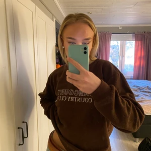Brun sweatshirt 🤎 - En brun jätte mjuk sweatshirt, använd ett fåtal gånger men är som i nyskick. (Sista bilden är det min smutsiga spegel ni ser hehe så det är inga fläckar på tröjan!) 🤎