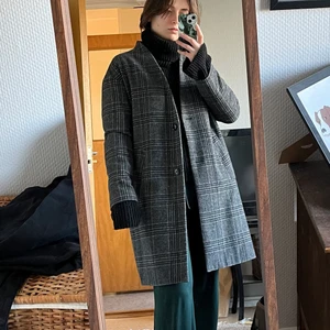 Rutig kappa från KappAhl - Mörkgrå rutig kappa från KappAhl som jag köpt här på Plick men inte lyckats använda lika mycket som jag hoppats! Lite tunnare vår/höstkappa, men rymlig så man får plats med en stor tröja under Stl S, rymlig Polyester, ull, viskos, akryl, nylon Kanske lite luddigare än ny, men inget anmärkningsvärt i skicket! 166kr inkl spårbar frakt