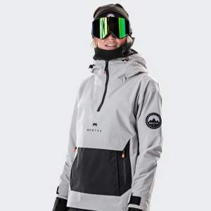 Super snygg snowboard jacka från Montec!! Endast använd en säsong så är i nyskick. Många bra fickor och öppningar med dragkedja under armarna för svettningssystem.🏂🤩 nypris 1299kr!! 