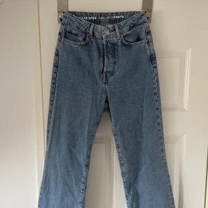Bikbok jeans - Snyggaste jeansen jag äger! Kan tyvärr inte visa på då dem är för små. Perfekta raka jeansen men supersnygg färg och längd! W26/L32. Knappar istället för dragkedja vilket jag uppskattar då det gör så att jeansen sitter bra både runt midjan och rumpan. Använda Max 2 gånger. Nypris 599kr