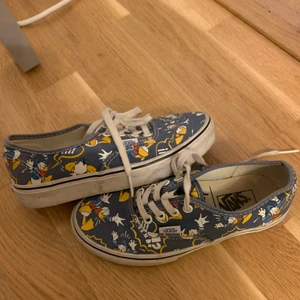 Vans disney  - Vans disney storlek 35. Väldigt fint skick! (Sulan tvättas såklart av innan dom säljs) säljes då de är lite små för mig som normalt har 36-37. Skicka PM för fler bilder/frågor. Pris kan diskuteras vid snabb affär 🥰🥰