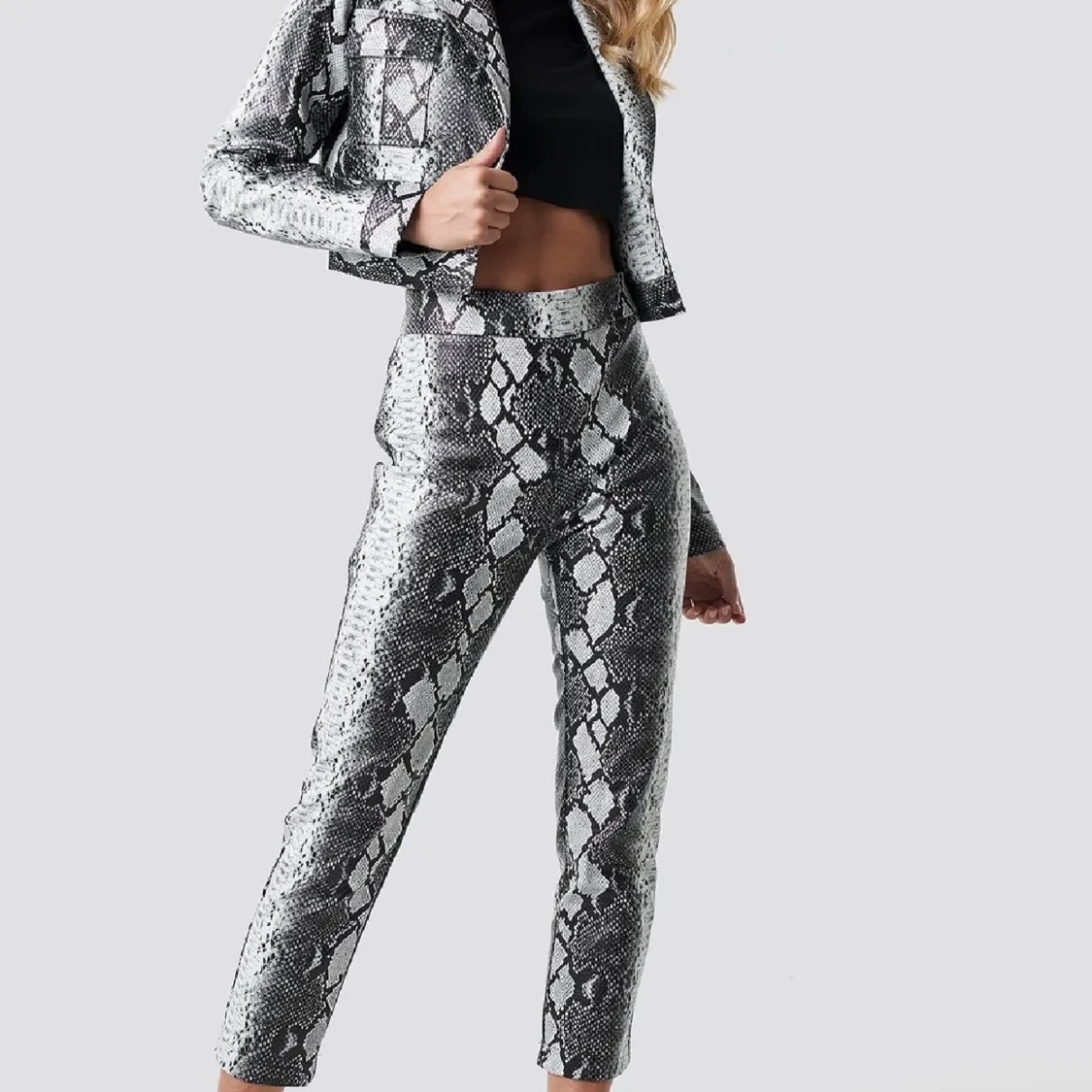 Nakd kostymbyxor ormskinn 