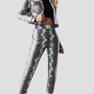 Nakd kostymbyxor ormskinn  - Kostymbyxor från NA-KD designade av Anna Nooshin storlek 36. Dom är i mycket fint skick. Köparen står för frakten och jag ansvarar inte för postens slarv. (Lånade bilder)