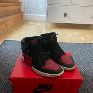Air Jordan 1 High UNC to Chicago  - Säljer dessa Air Jordan 1 High UNC to Chicago i välanvänt skick. Sulan är ganska ripped (se sista bild). Dessa är svåra att få tag på i denna storlek då inte så många exemplar gjordes i 42. Men på grund av skicket så går jag ner i pris ordentligt. Nypris ca 2700-3000 exklusive tull och frakt. Kom privat för fler bilder eller frågor!