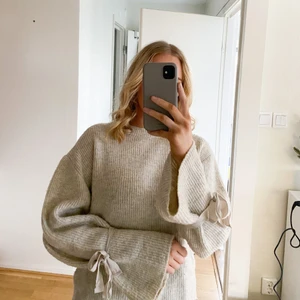 Stickat chiquelle - Stickad tröja i greige (frakt tillkommer🤍)