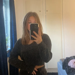 Stickad tröja - En grå stickad tröja från nakd med v-ringning fram. Se material bättre på bild två☺️köparen står för frakt