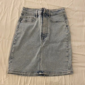 Gina kjol. - Gina kjol i storlek S. Passar perfekt i midjan på mig som har 32 i vanliga jeans. Köptes för 350kr.