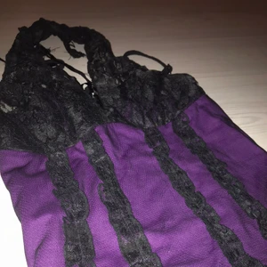 Goth linne - Svinfint linne jag fick i julklapp i goth-stil. Toppen och bottnen är i meshtyg och själva kroppen är i lila tyg. Jag älskar verkligen denna men tyvärr är den för liten på min byst🥲