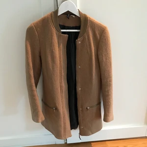 Beige jacka - Snygg beige jacka/kappa. Väldigt gammal men knappt använd. Passar både 34 och 36 💞