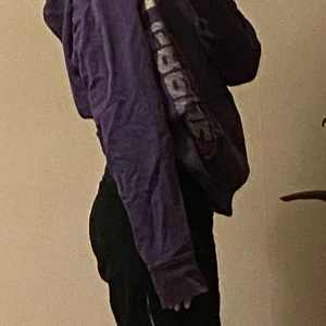 Vintage lila hoodie   - En relativt ny hoodie utan skador, tros ha köpt från zalando är tyvär inte säkert, hoodin är storlek M, meddela hjärna för fler bilder och frågor<3 ( pris kan diskuteras)