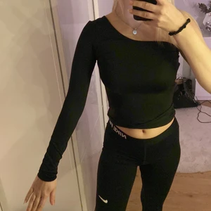 One shoulder tröja - Svart one shoulder tröja från Weekday 