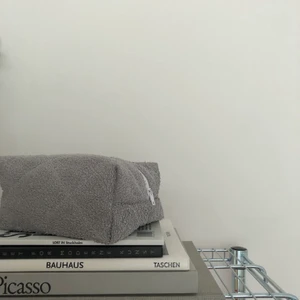 Handgjord necessär  - Handgjord grå necessär gjort av återvunnet tyg. 18x14x9🤍🤍 finns mer på bernh.se och instagram @bernhbernh