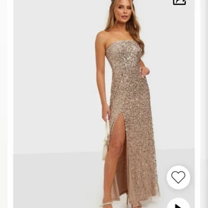 Balklänning  - Balklänning från Nelly använts en gång nypris 1799kr säljs för 465kr + frakt kan annars också mötas upp vid slussen