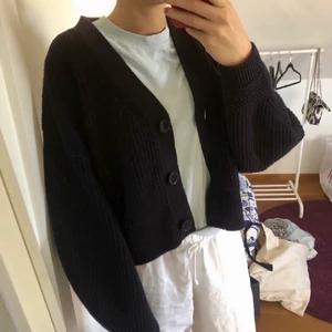 Oanvänd kofta & other stories  - Jag säljer min superfina kofta från & other stories eftesom jag har flera liknande. Den är oanvänd. Den är i storlek S men jag skulle även säga att det passar M!! Nypris 990kr. Buda i DM, priset kan diskuteras✌🏼 ❗️BUD 300kr❗️
