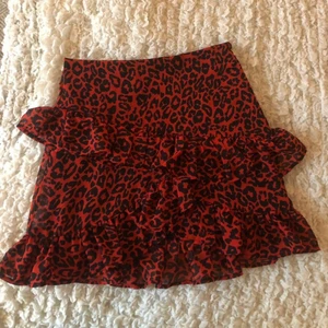 leopard kjol bikbok  - Röd leopard kjol från bikbok, nyskick endast testad lapp kvar.❤️❤️ nypris 299kr, Storlek S.