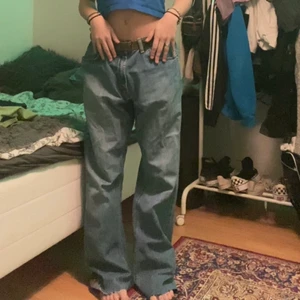 Baggy jeans - Så fina baggy byxor från märket mc.Gordon💓  jag är 166cm och de är avklippta❤️ stora i midjan men sitter perfekta med skärp!