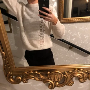 Stickad tröja  - Vit stickad tröja med mönster! Hand stickad, fint skick. Lite stickig men Inget man tänker på jättemycket .