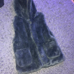 Päls väst  - En grå pälsväst som är jätte fin, tyvärr för liten för mig. Passar en xxs-xs 