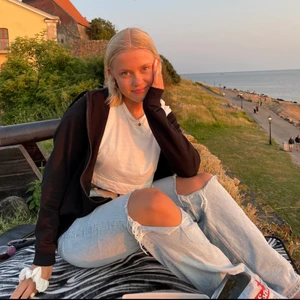 90’s highwaist jeans - Ljusblåa jeans från Gina Tricot i modellen ”90’s highwaist jeans” Jättefina, passar till mycket och inte heller använda supermycket ❤️ Storlek 34, hör gärna av er för fler bilder, plagget finns inte längre i butikens sortiment❤️❤️ Nypris 599kr