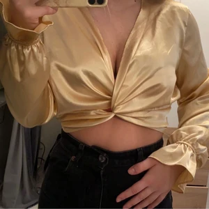 Blus  - Säljer denna superfina guldfärgade blusen från chiquelle. Enbart använt den en gång på nyår och säljer då den tyvärr inte kommer till användning, helt nytt skick och i storlek xs men passar även s🥰
