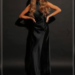 Satin klänning  - Svart satinklänning ur Hanna Schönbergs kollektion. Helt ny och aldrig använd🤩🤩