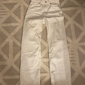 Vita jeans - Vita vida jeans från H&M. Storlek 38!!! Säljer för 100kr Frakt tillkommer 🚚💗