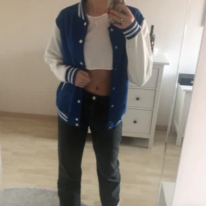 Superfin varsityjacka! - *SÄLJER FÖR 100 KR* Varsityjacka köpt i höstas, endast använd en gång så den är i nyskick! Insidan är i fleece så den är jätteskön 🫶🏼