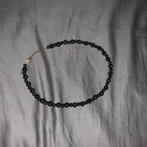 svart pärlhalsband  - svart pärlhalsband, jätte fint och udda! helt oanvänt, har ett liknande halsband och det är så lätt att göra outfits med dessa sorters halsband.