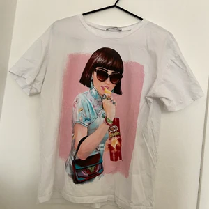 T-Shirt  - T-shirt med tryck på fram och baksidan, köpt på zara för längesedan men knappt använd! Bra skicka 