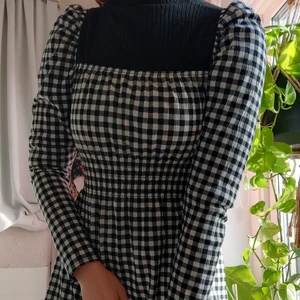 Rutig babydoll klänning - Jättesöt svart och vit klänning med en "boxad' urringning och puffärmar, har endast använts fåtal gånger. Skitgullig och väldigt bekväm🖤