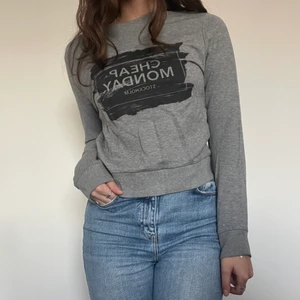En sweater från cheap monday  - ⭐️En snygg sweatshirt från Cheap Monday! Lite ostruken men går lätt att ordna! Passar XS/S. Frakten kan bli mer eller mindre beroende på vilket paket den får plats i!⭐️