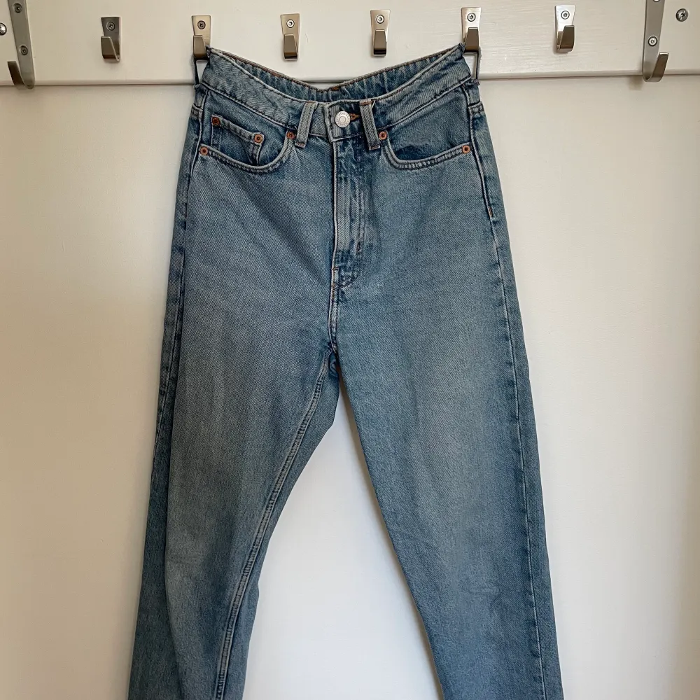 Jeans från Weekday i modell LASH. Dom är tyvärr fel storlek för mig, så fit bilden blev väl inte den bästa. Perfekta blåa färgen för jeans✨ Dom är som ett par vintage momjeans😊. Jeans & Byxor.