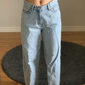 Ljusblå jeans från Weekday, W 26 L 30, modell Rail. 