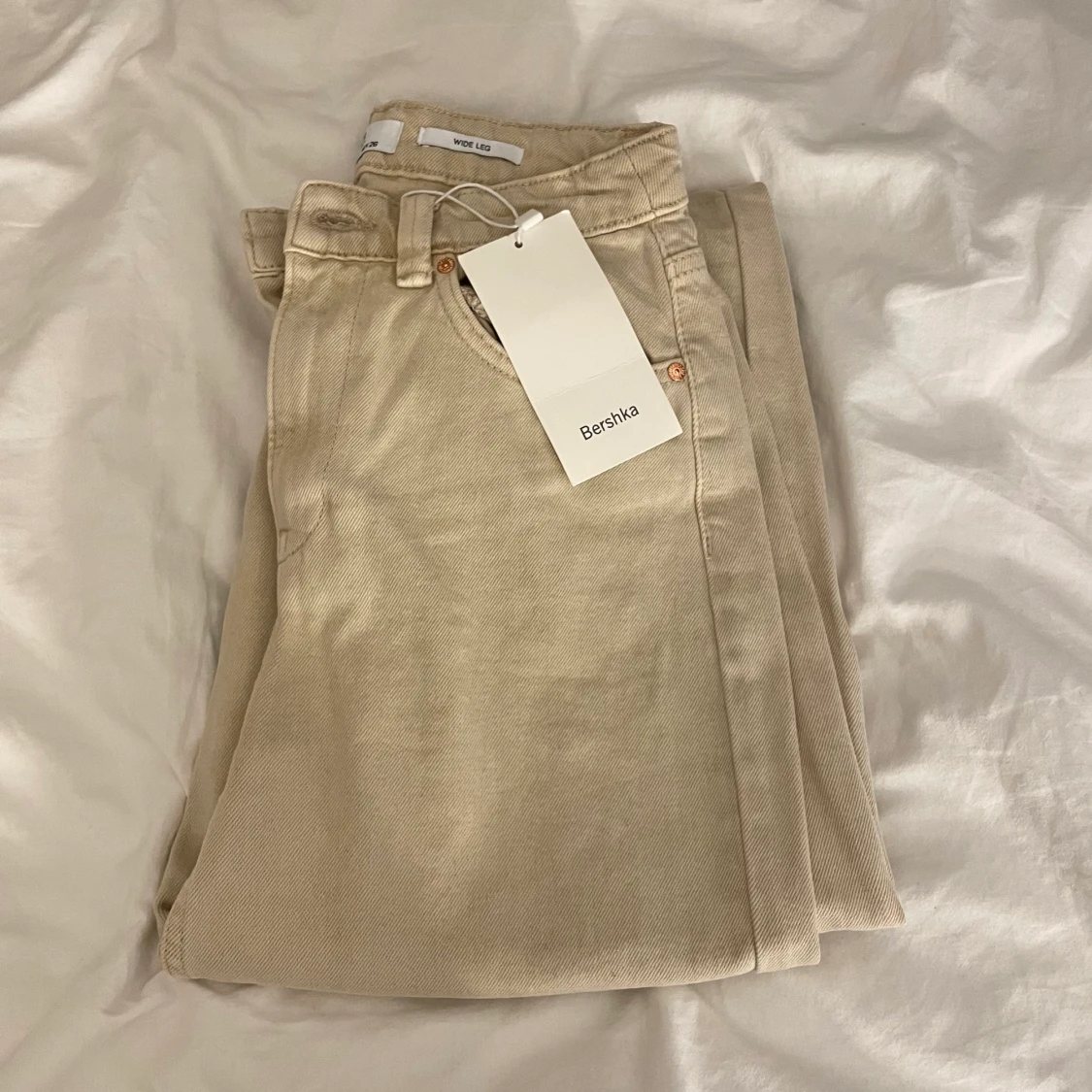 Oanvända jättefina beige flared jeans - 91