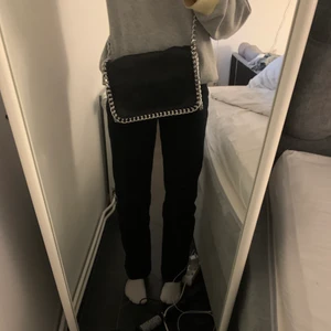 Tiamo väska - Säljer min svarta Tiamo väska! 🖤 Buda från 200kr. Köparen står för frakten🥰