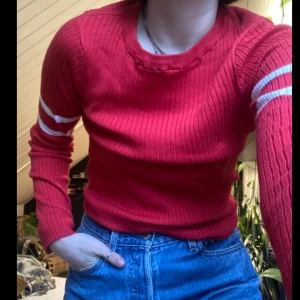 Röd tröja - Röd jättemysig tröja som knappast är använd. Priset går alltid att diskutera, så ge ett eget bud!