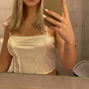 Topp - Jättesöt och fin topp som används endast EN gång!!! ❣️❣️ superbra skick! Den har knytning i ryggen✨ Köparen står för frakt som tillkommer på 45kr!💕💕💕✨✨