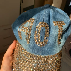 Year 2k keps  - En skitsnygg ”HOT” keps! Bara används ett få tal gånger! 🙌🙌💋 