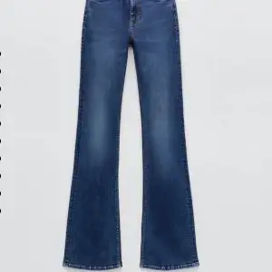Utsvängda jeans från zara i stl 36. Jeansen är långa och passar mig som är 173 cm. Jättesnygga men säljer för att jag har ett par liknande ❤️❤️ skriv för fler bilder! 