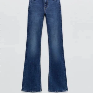Flare jeans - Utsvängda jeans från zara i stl 36. Jeansen är långa och passar mig som är 173 cm. Jättesnygga men säljer för att jag har ett par liknande ❤️❤️ skriv för fler bilder! 