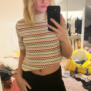 Stickad tröja  - Sälja super snygg stickad tröga i ny skick från zara som inte säljs längre.pris kan förhandlas,köpare står för frakt 💕 