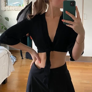 Svart festtopp - Säljer denna snygga festtopp. Kan skicka men köparen står för frakten. 🖤