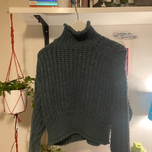 Stickad polo från H&M - Stickad tröja från H&M med polokrage, väldigt varm och skön. Blivit lite sliten och ”luddig” i tvätten. 