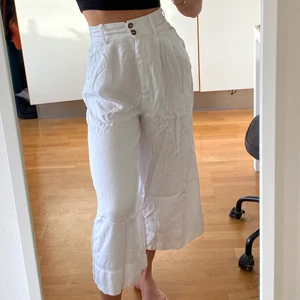 Vita vida byxor  - Somriga vita vida byxor. Lite kortare i modellen. Jättesköna och sitter så snyggt i midjan. Kan skicka men köparen står för frakten. 🧚🤍